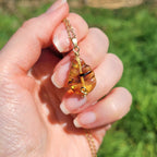 Pendentif en ambre – 2,7 cm – Wire wrapping doré