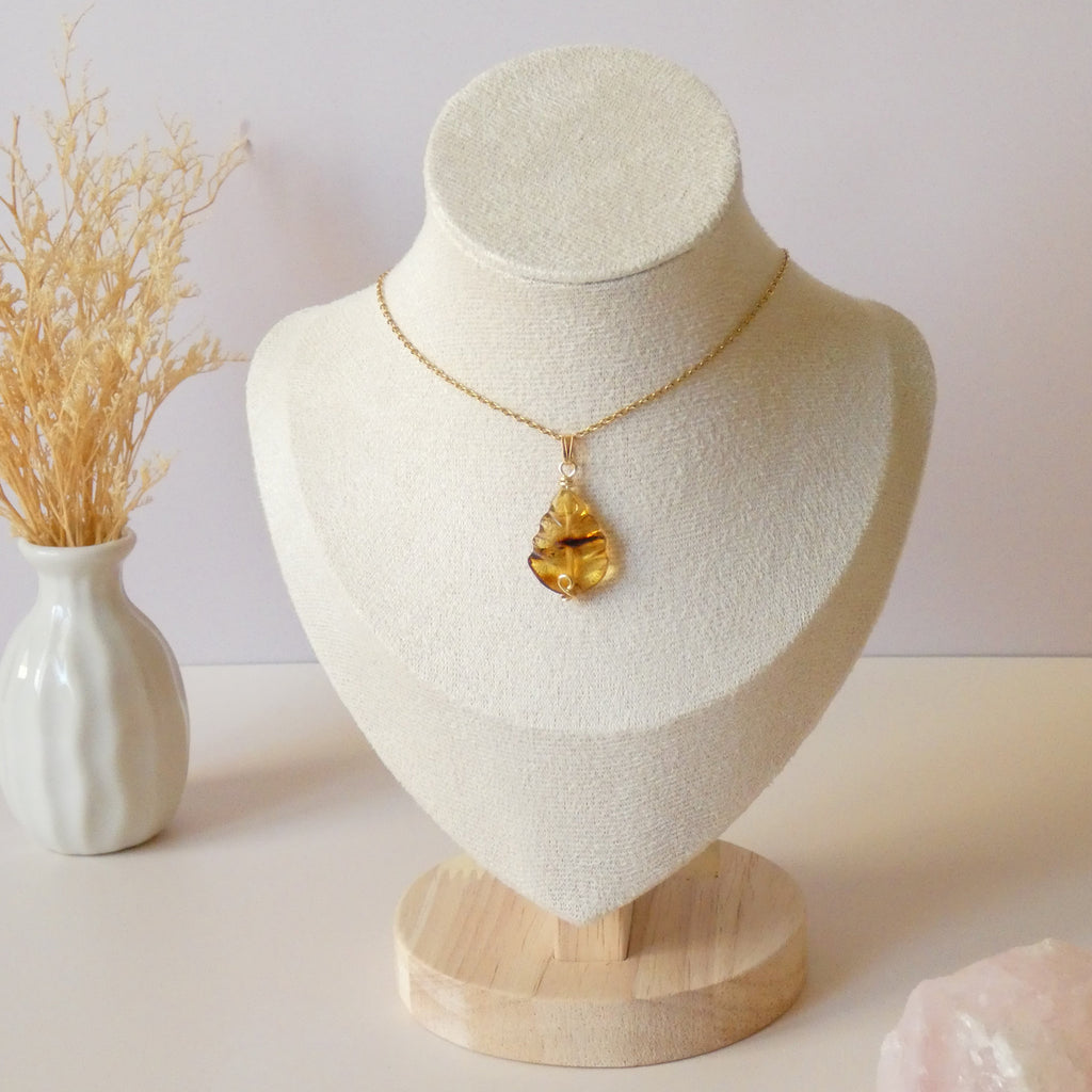 Pendentif en ambre – 2,7 cm – Wire wrapping doré