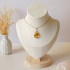 Pendentif en ambre – 2,7 cm – Wire wrapping doré