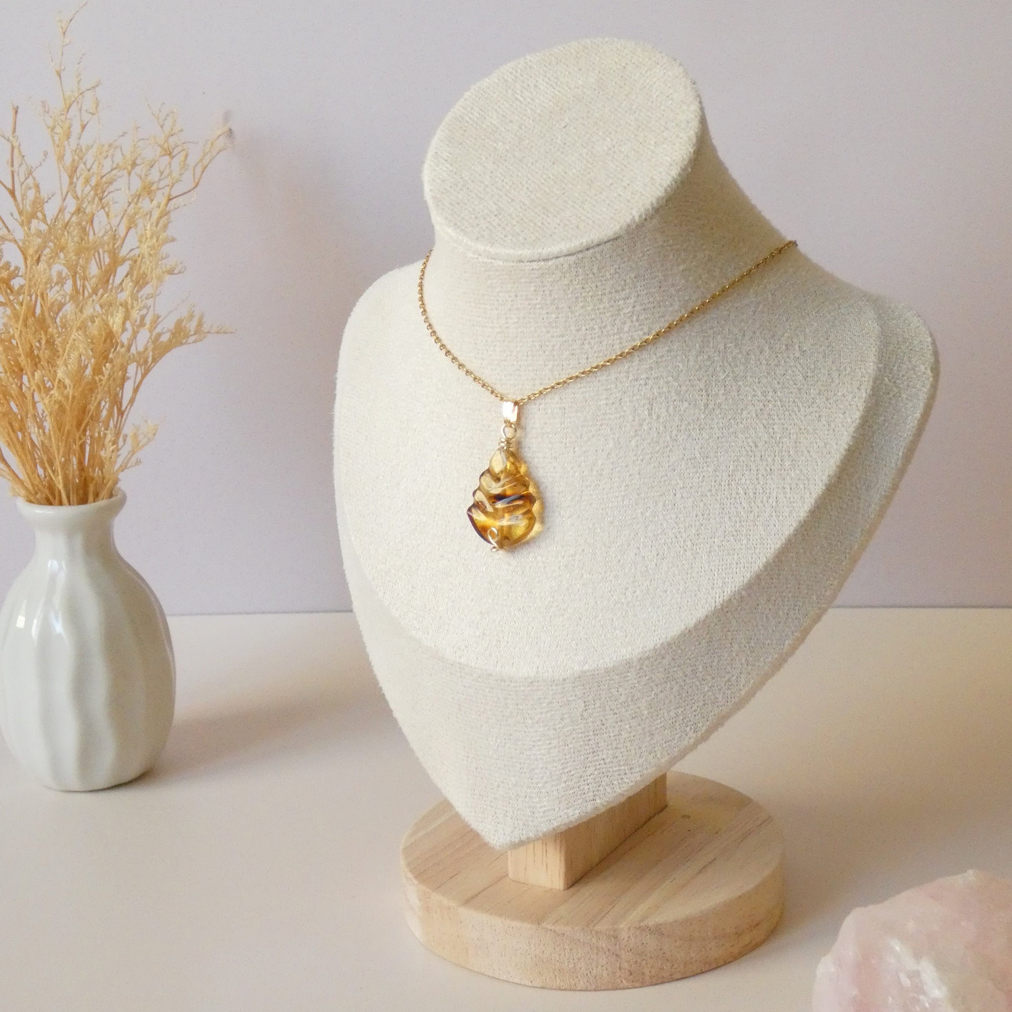 Pendentif en ambre – 2,7 cm – Wire wrapping doré
