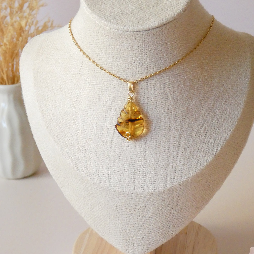 Pendentif en ambre – 2,7 cm – Wire wrapping doré