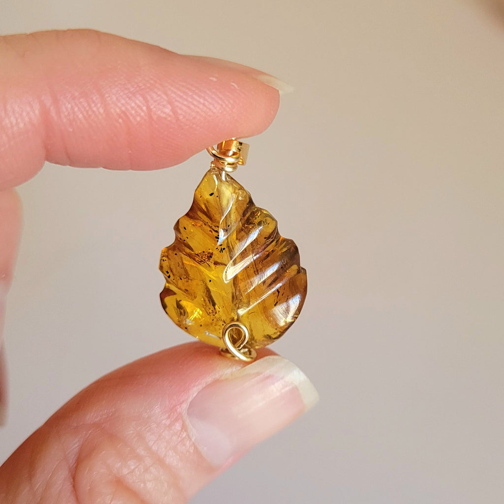 Pendentif en ambre – 2,7 cm – Wire wrapping doré