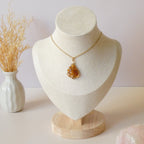 Pendentif en ambre – 2,7 cm – Wire wrapping doré
