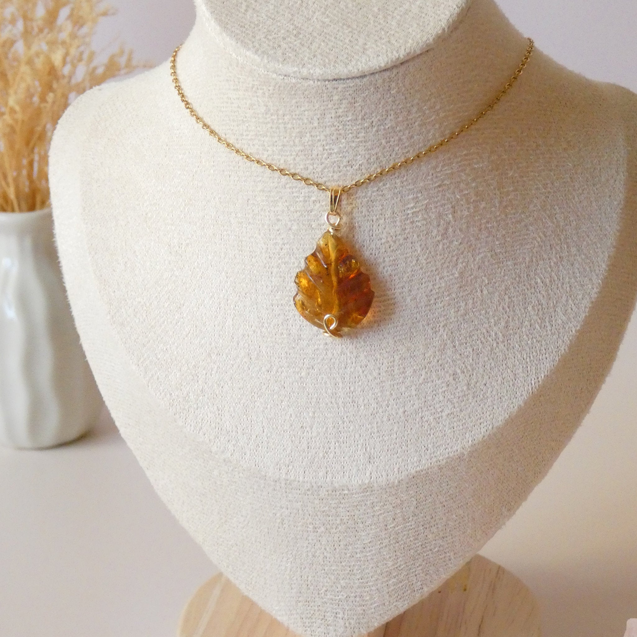 Pendentif en ambre – 2,7 cm – Wire wrapping doré