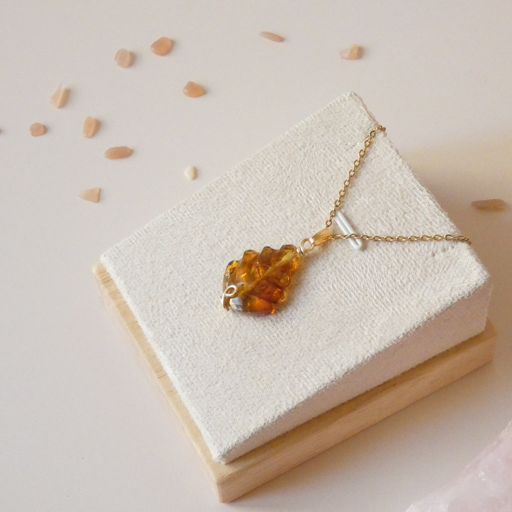 Pendentif en ambre – 2,7 cm – Wire wrapping doré