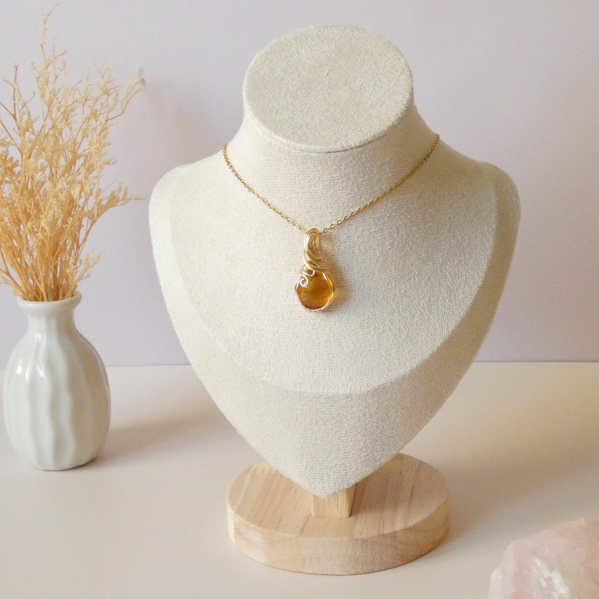Pendentif en ambre – 2,9 cm – Wire wrapping doré
