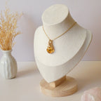 Pendentif en ambre – 2,9 cm – Wire wrapping doré
