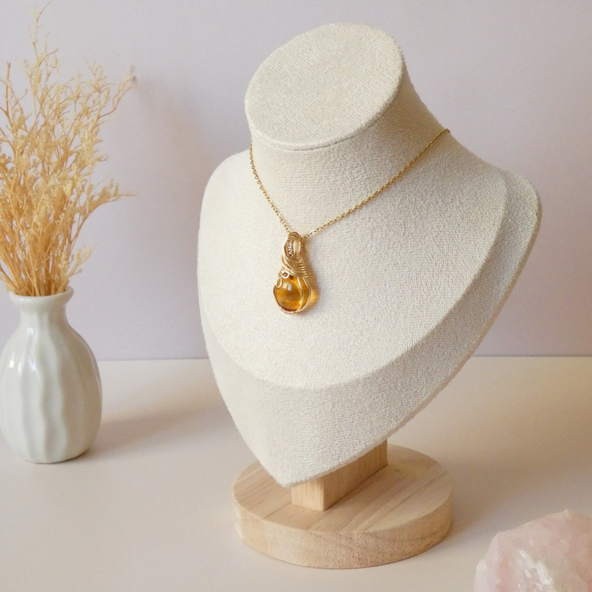 Pendentif en ambre – 2,9 cm – Wire wrapping doré
