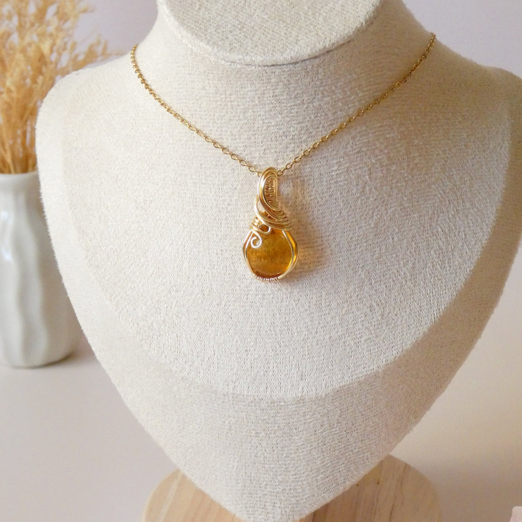 Pendentif en ambre – 2,9 cm – Wire wrapping doré