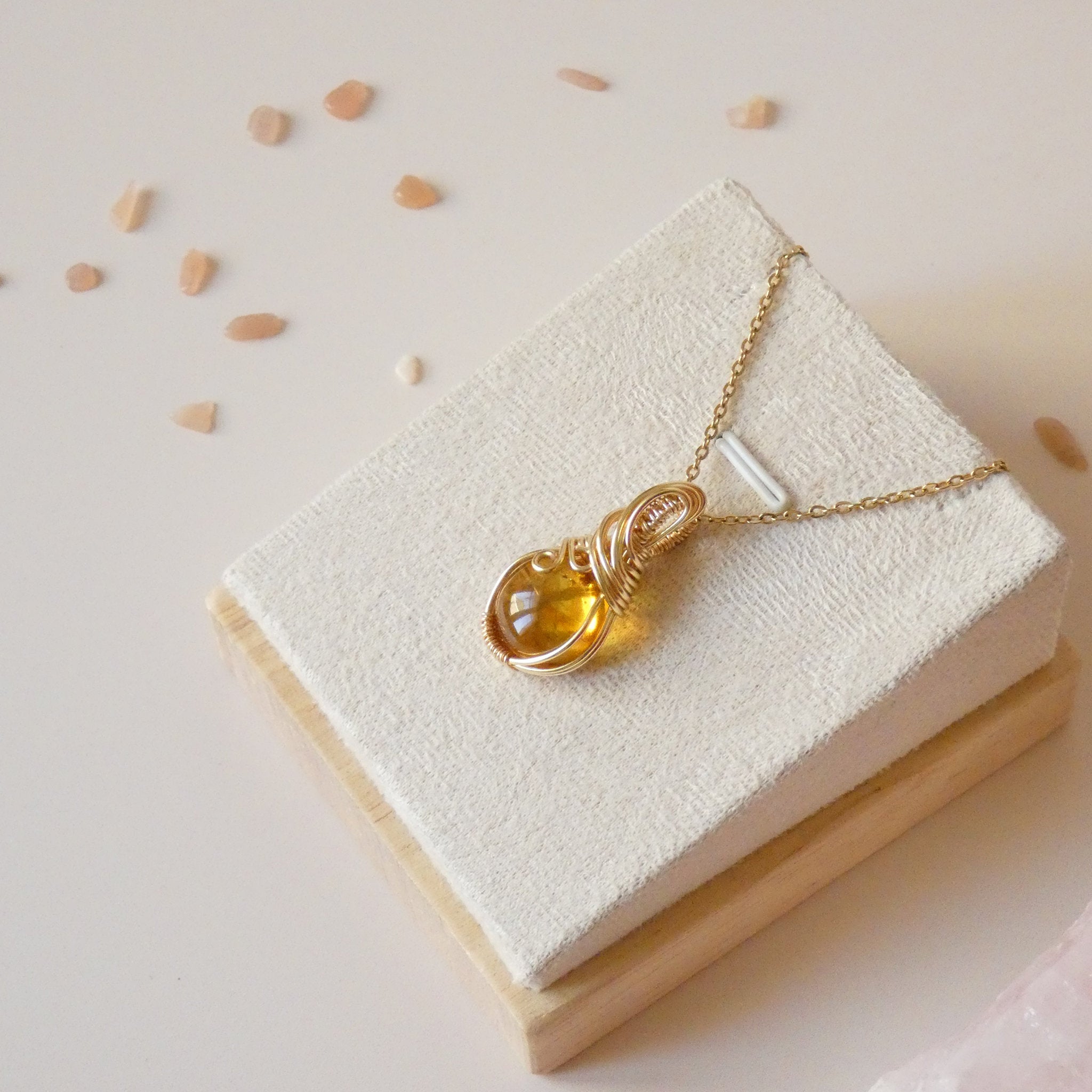 Pendentif en ambre – 2,9 cm – Wire wrapping doré