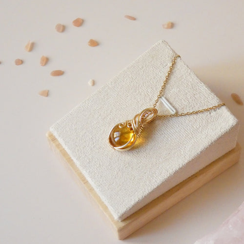 Pendentif en ambre – 2,9 cm – Wire wrapping doré