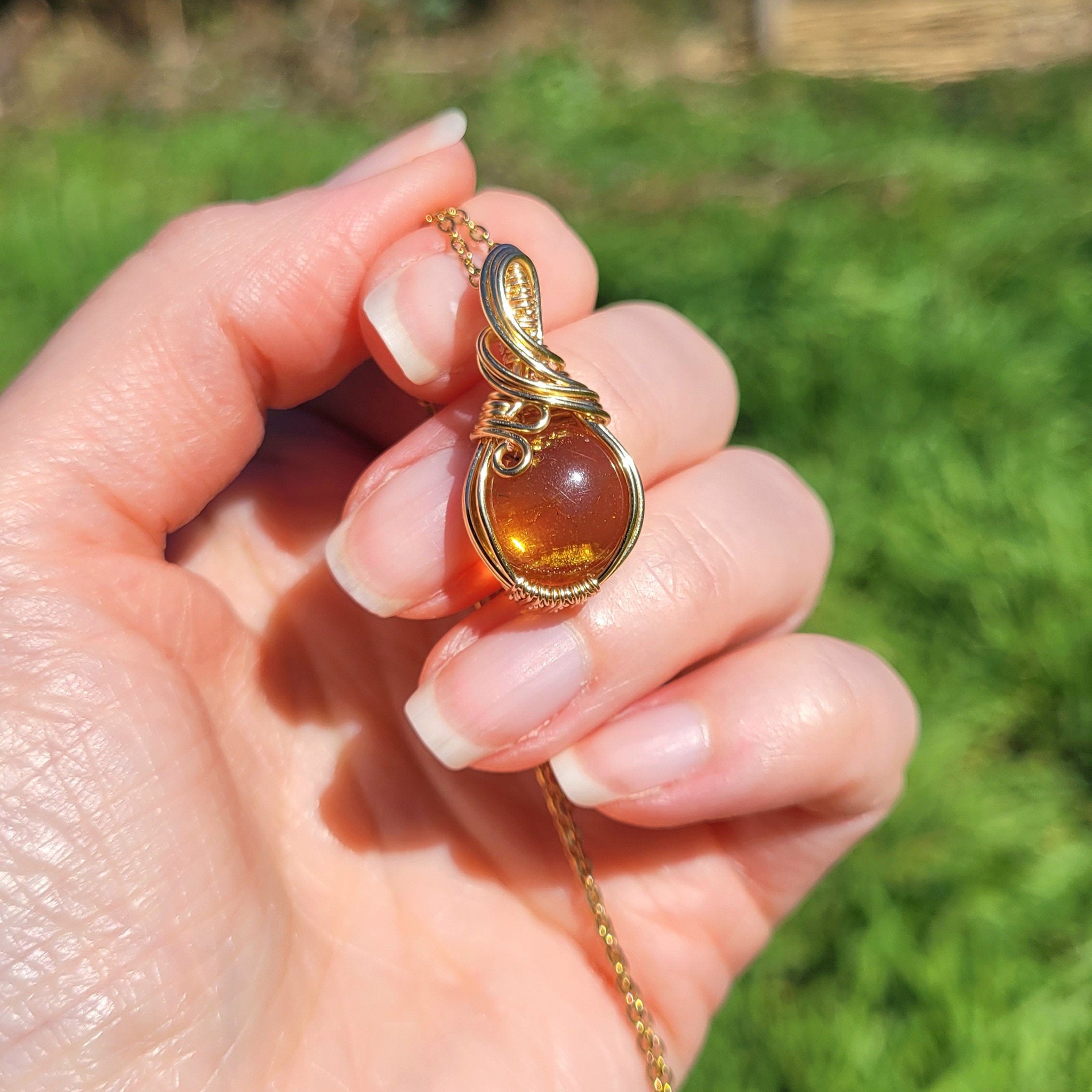 Pendentif en ambre – 2,9 cm – Wire wrapping doré