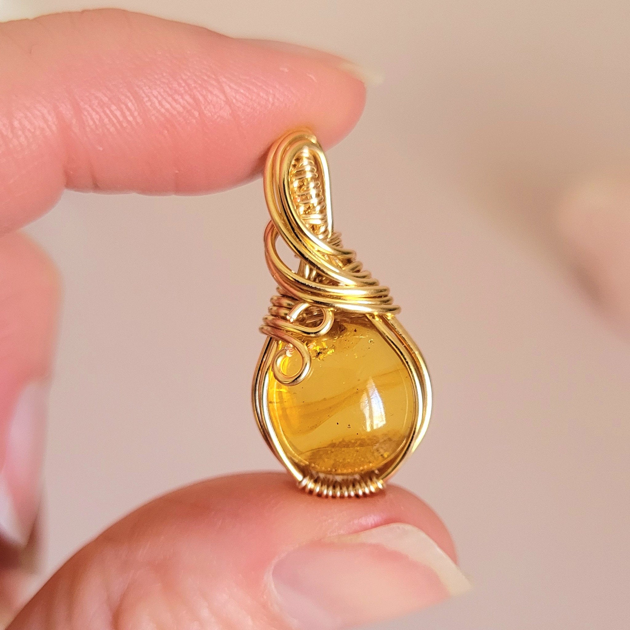 Pendentif en ambre – 2,9 cm – Wire wrapping doré