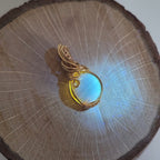 Pendentif en ambre – 2,9 cm – Wire wrapping doré