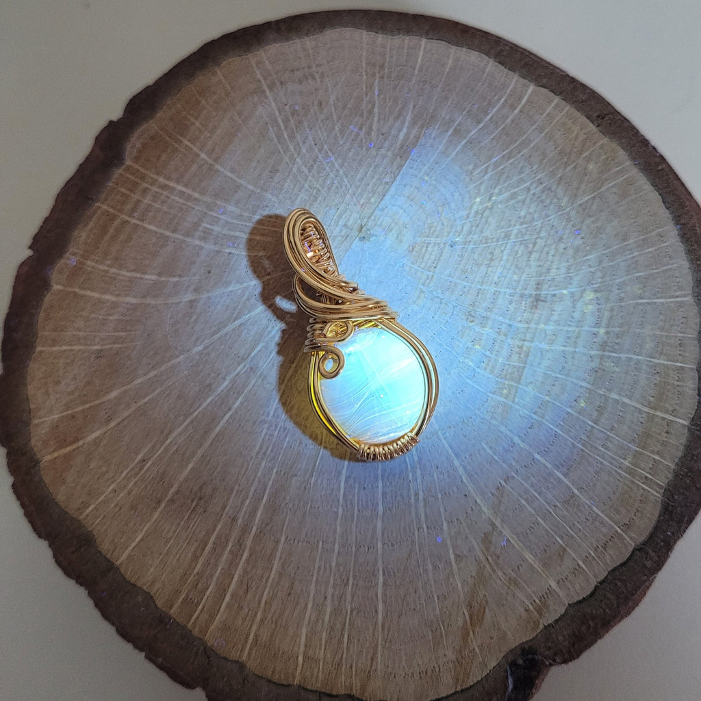 Pendentif en ambre – 2,9 cm – Wire wrapping doré