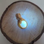 Pendentif en ambre – 2,9 cm – Wire wrapping doré
