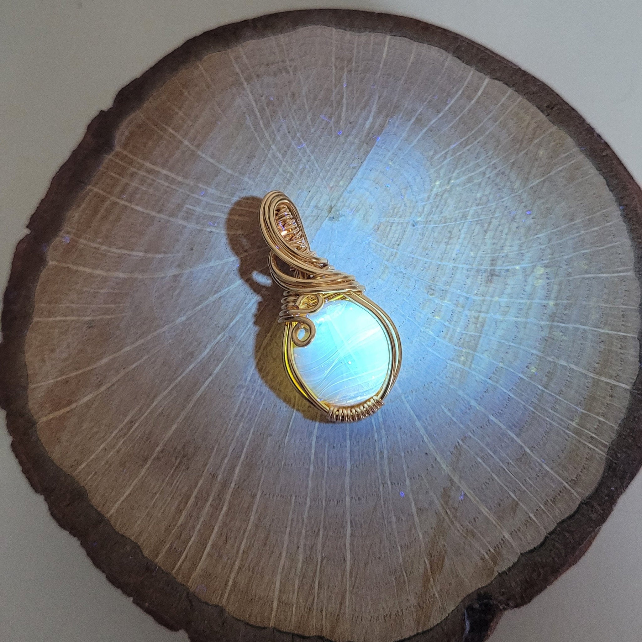 Pendentif en ambre – 2,9 cm – Wire wrapping doré