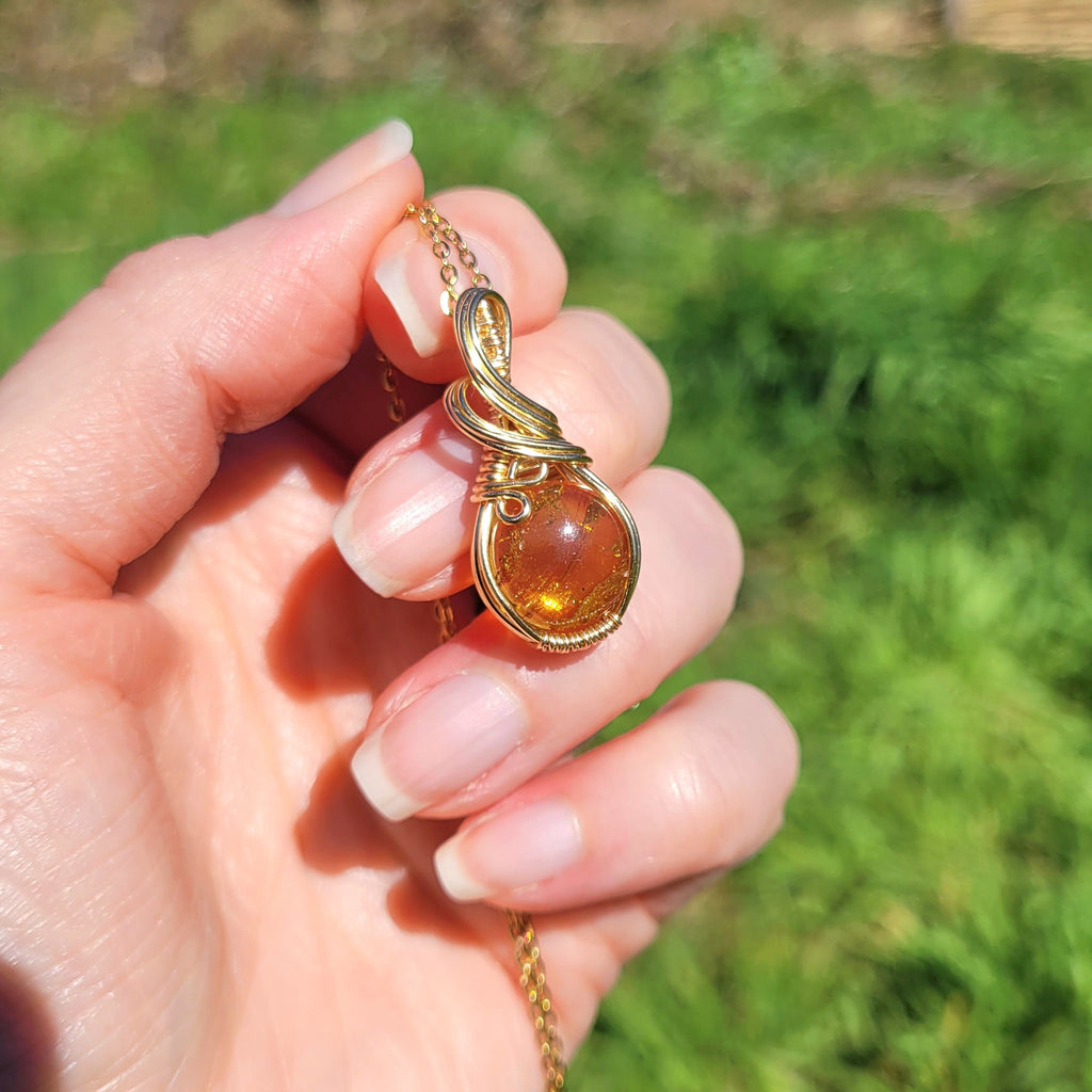 Pendentif en ambre – 3,1 cm – Wire wrapping doré