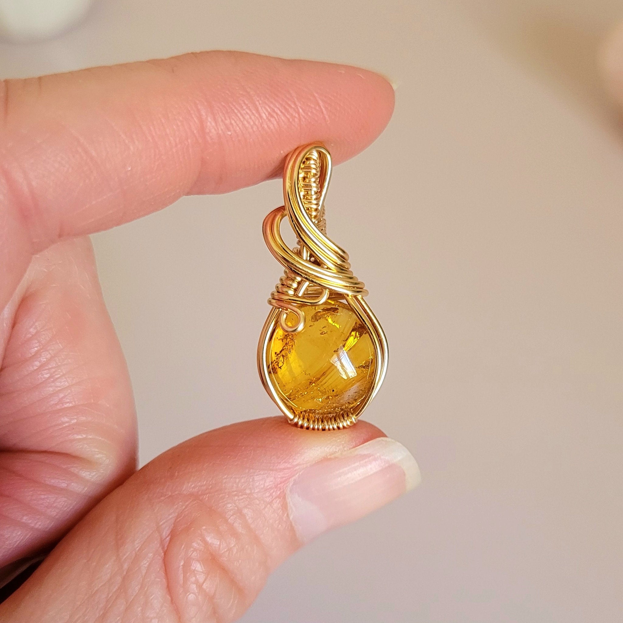 Pendentif en ambre – 3,1 cm – Wire wrapping doré