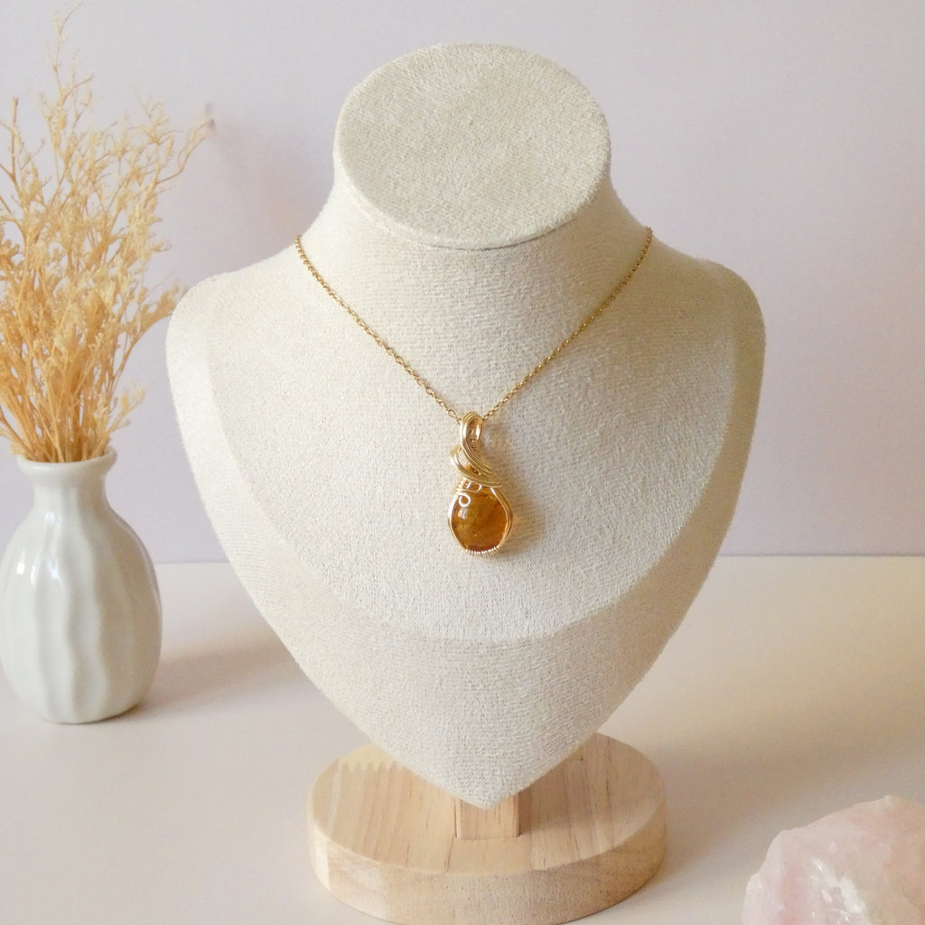 Pendentif en ambre – 3,1 cm – Wire wrapping doré
