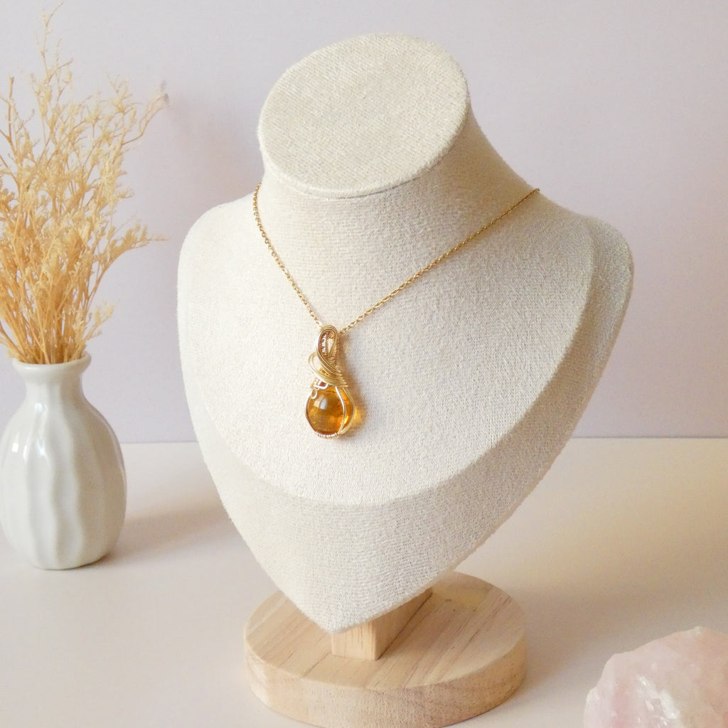 Pendentif en ambre – 3,1 cm – Wire wrapping doré