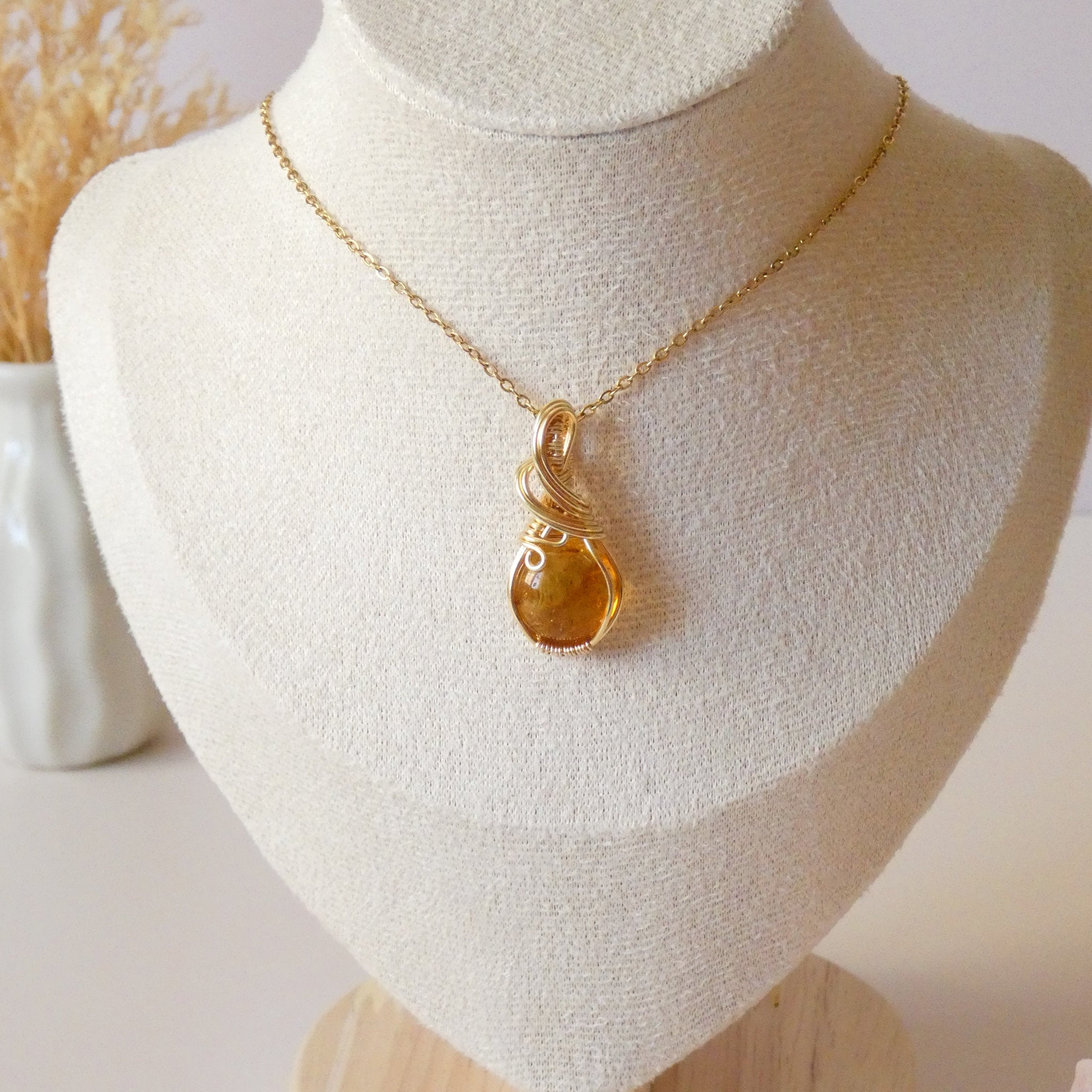 Pendentif en ambre – 3,1 cm – Wire wrapping doré