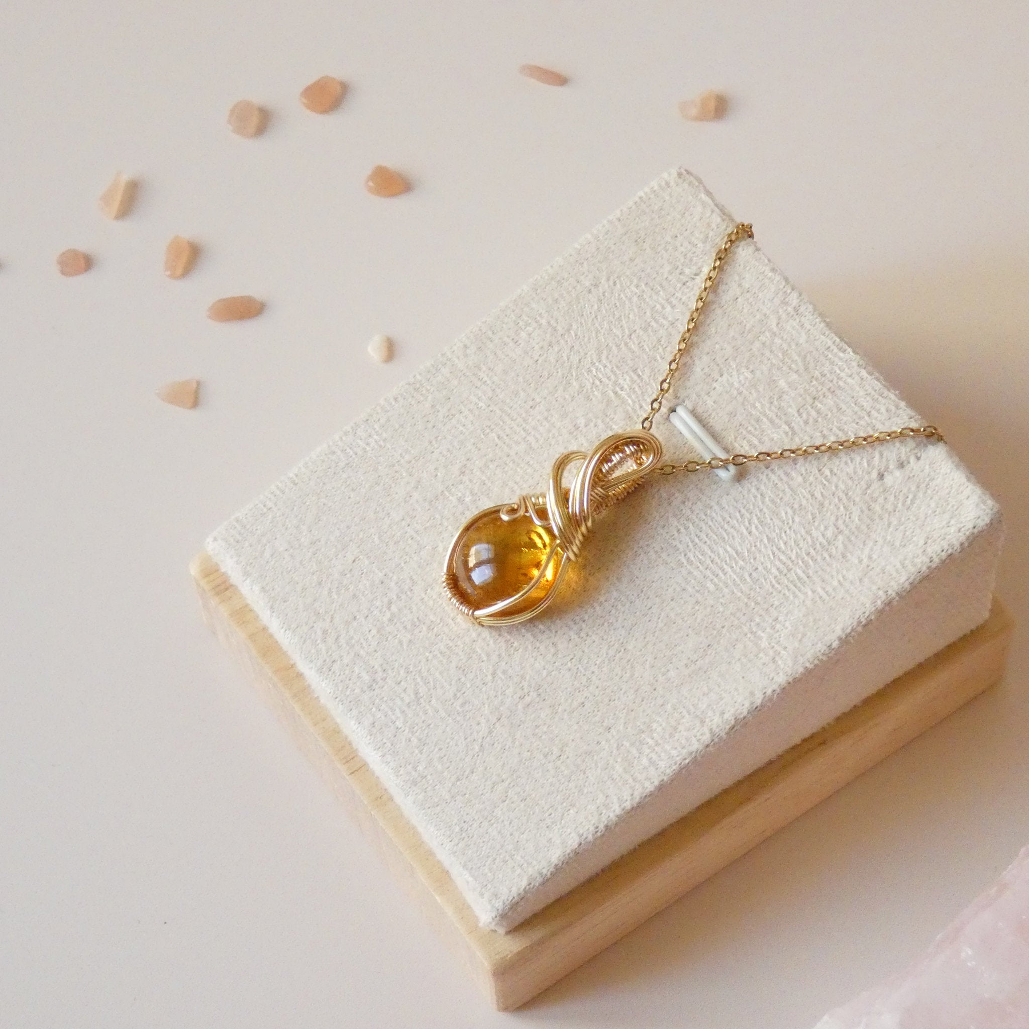Pendentif en ambre – 3,1 cm – Wire wrapping doré