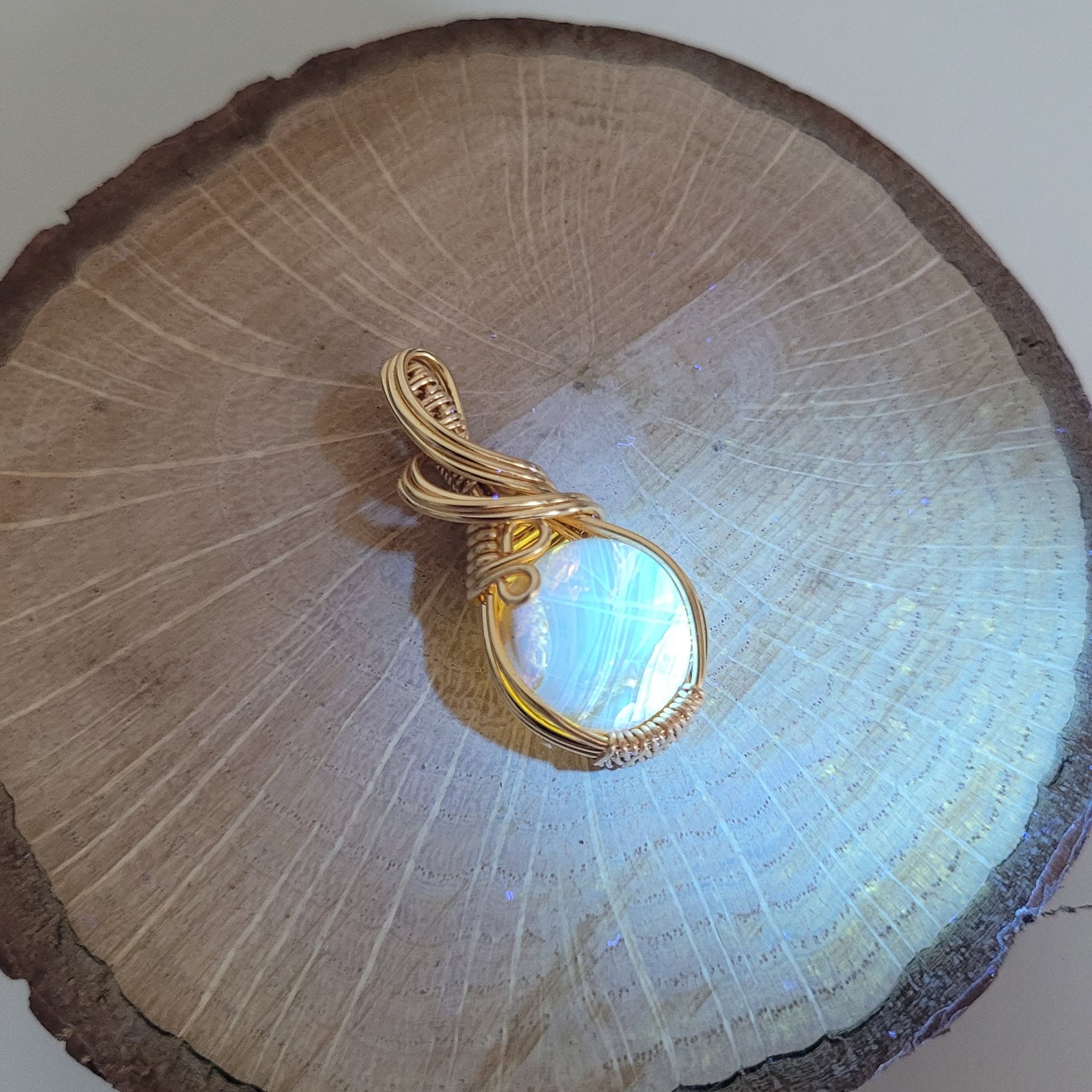 Pendentif en ambre – 3,1 cm – Wire wrapping doré