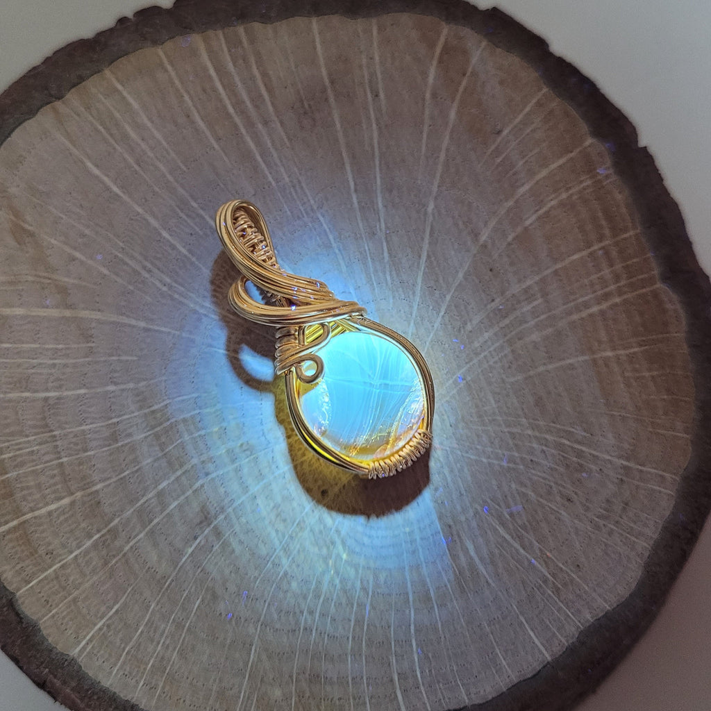 Pendentif en ambre – 3,1 cm – Wire wrapping doré