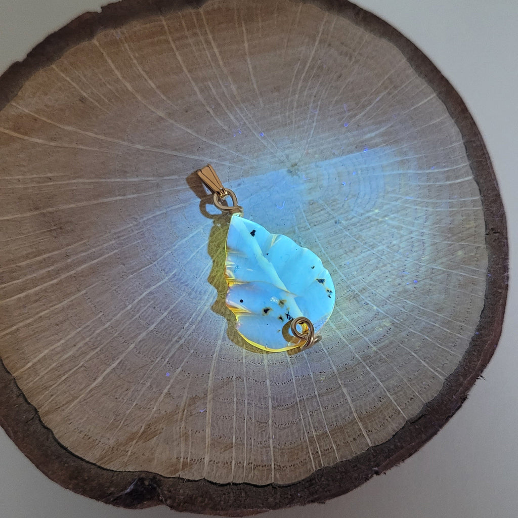 Pendentif feuille en ambre – 2,7 cm – Wire wrapping doré