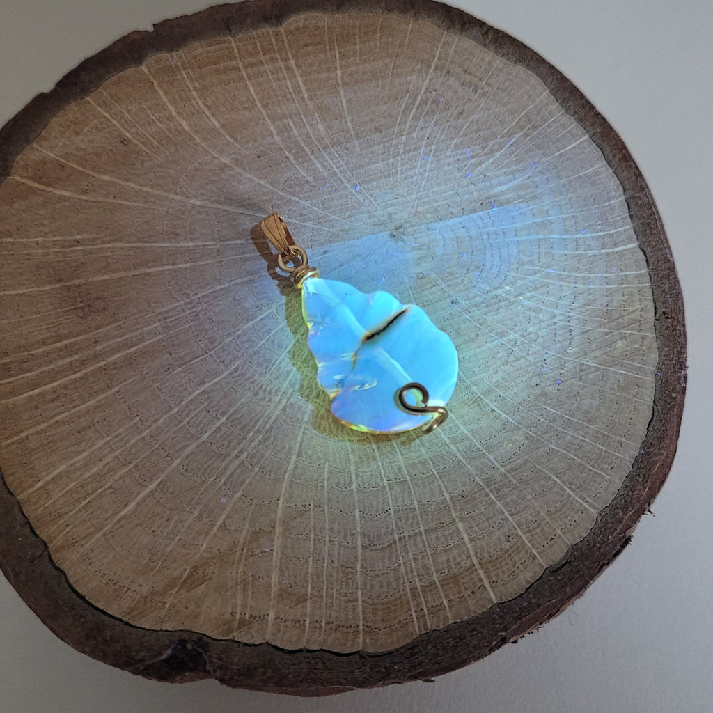 Pendentif en ambre – 2,7 cm – Wire wrapping doré