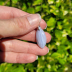 Pendentif en calcédoine bleue, bélière argentée - pierre naturelle