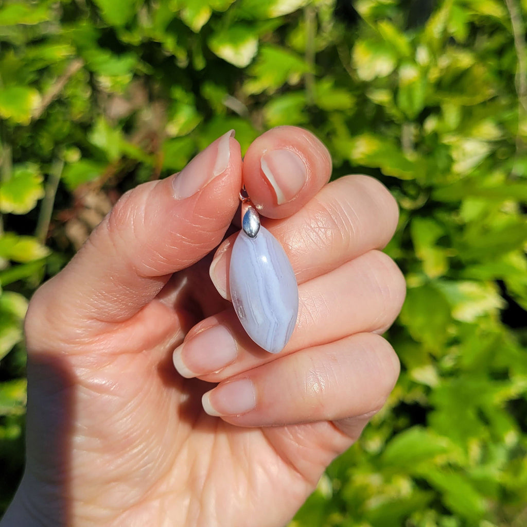 Pendentif en calcédoine bleue, bélière argentée - pierre naturelle