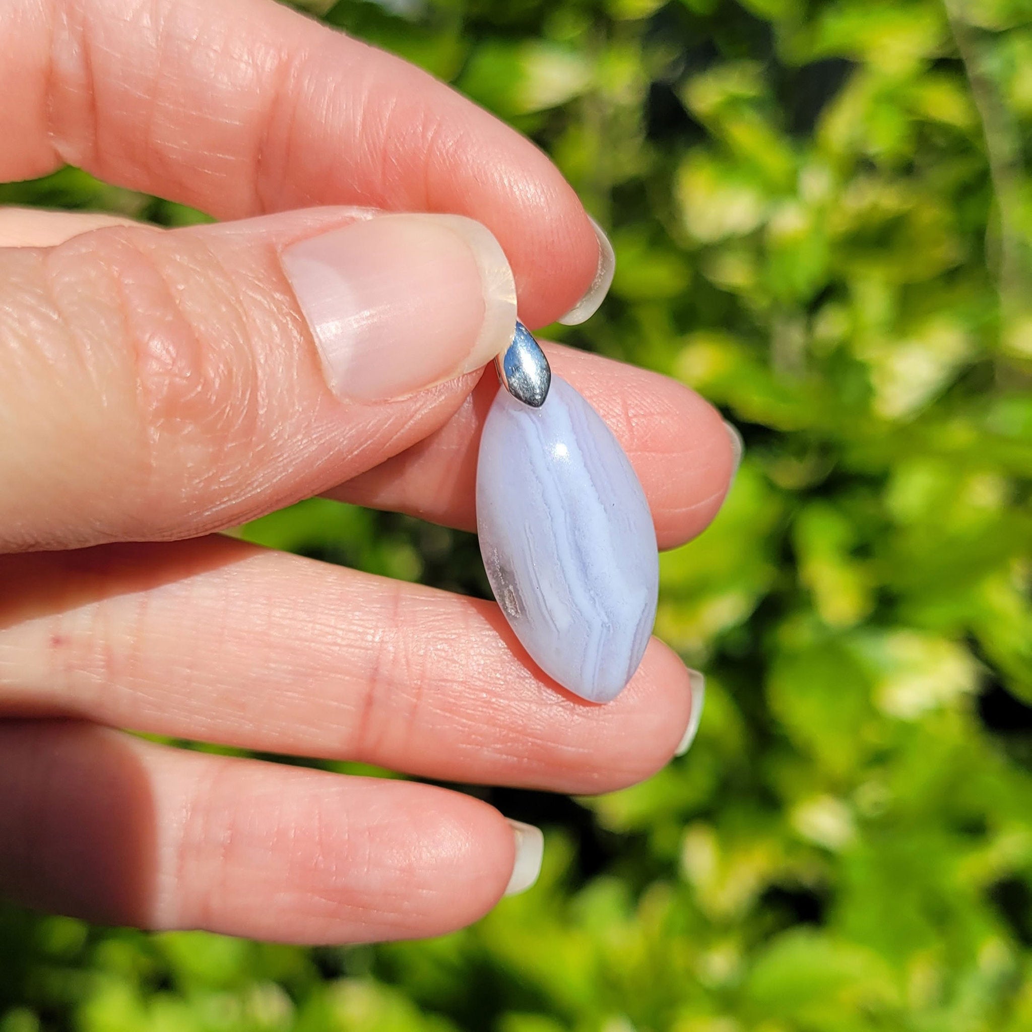Pendentif en calcédoine bleue, bélière argentée - pierre naturelle