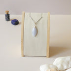 Pendentif en calcédoine bleue, bélière argentée - pierre naturelle