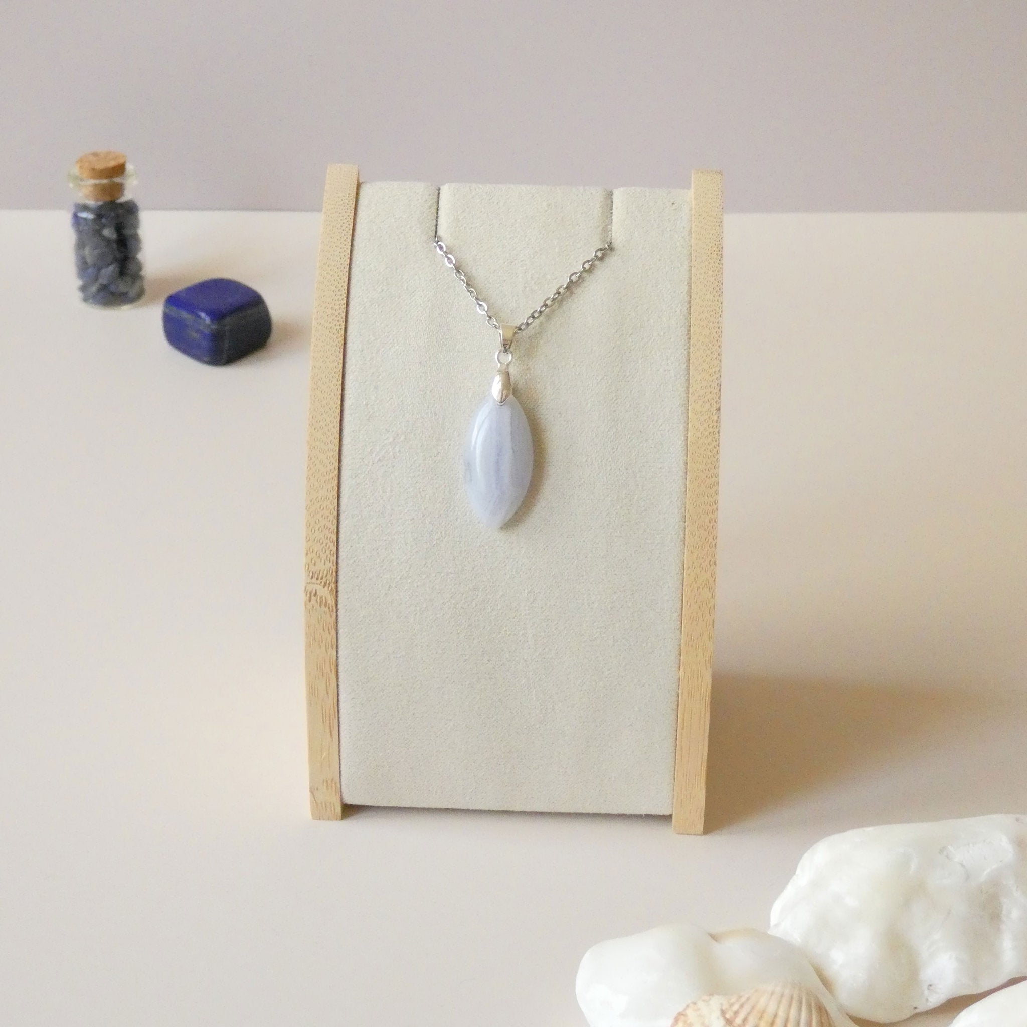 Pendentif en calcédoine bleue, bélière argentée - pierre naturelle