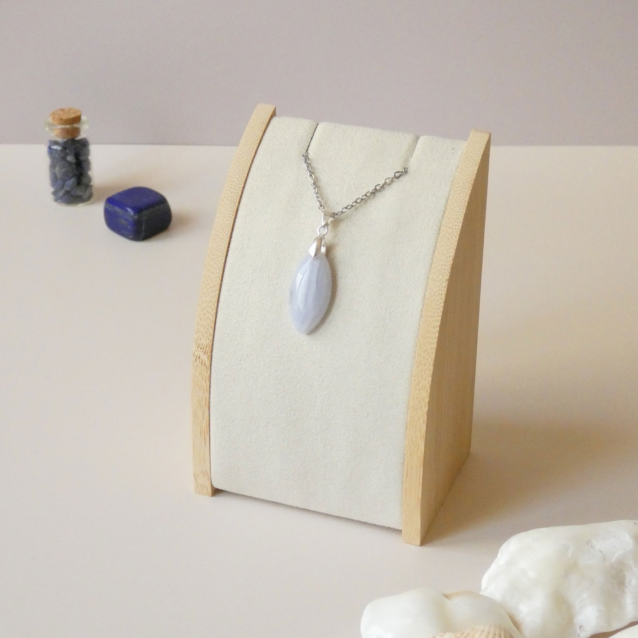 Pendentif en calcédoine bleue, bélière argentée - pierre naturelle