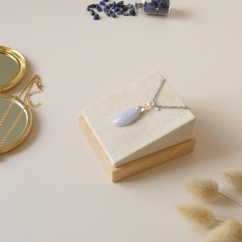 Pendentif en calcédoine bleue, bélière argentée - pierre naturelle