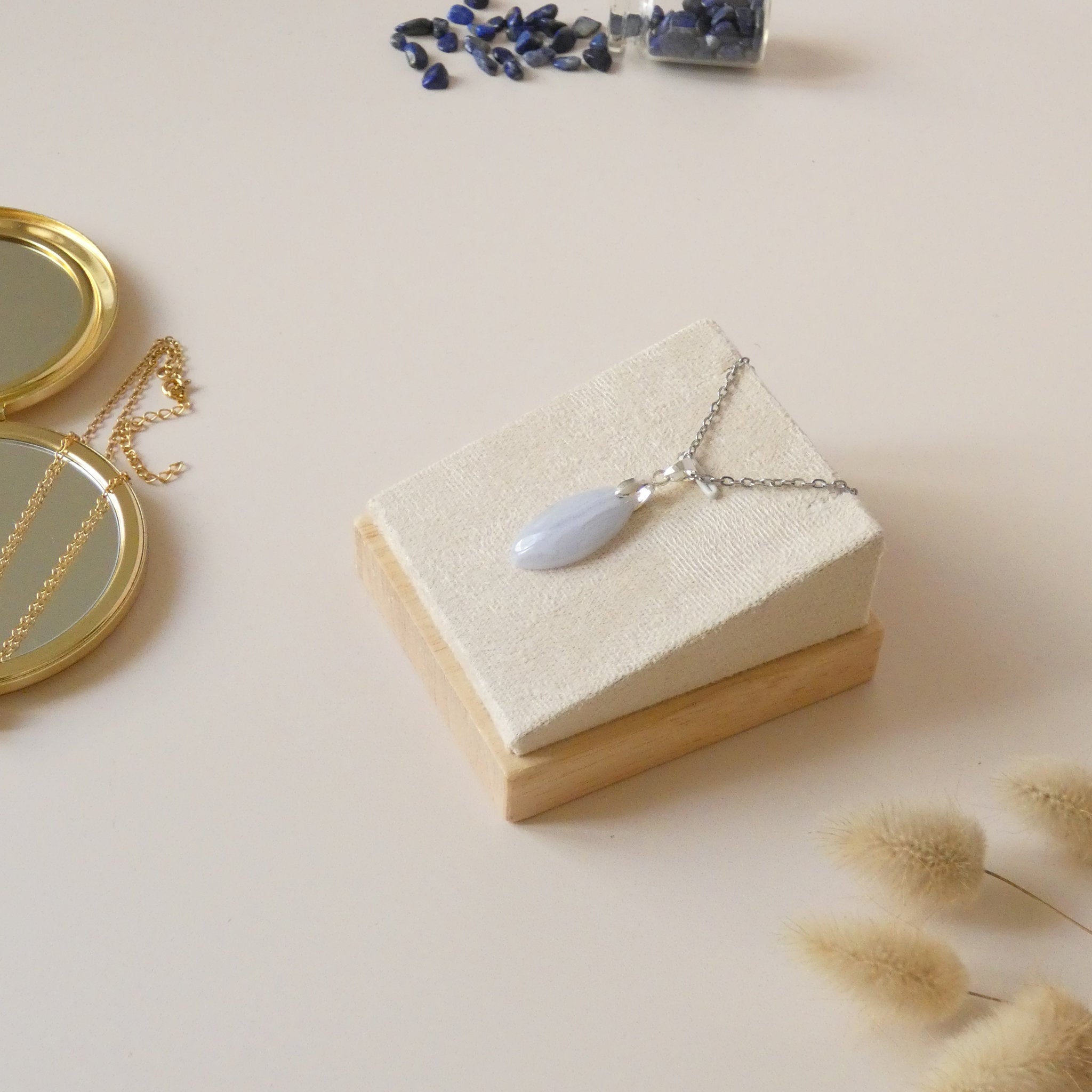 Pendentif en calcédoine bleue, bélière argentée - pierre naturelle