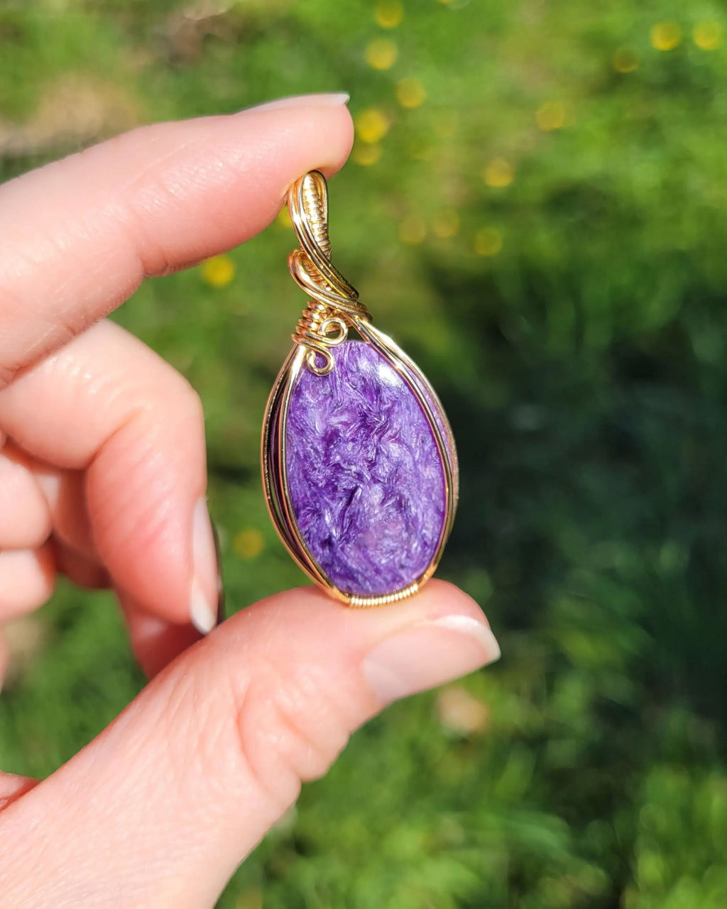 Pendentif en charoïte - wire wrapping doré 4,7 cm