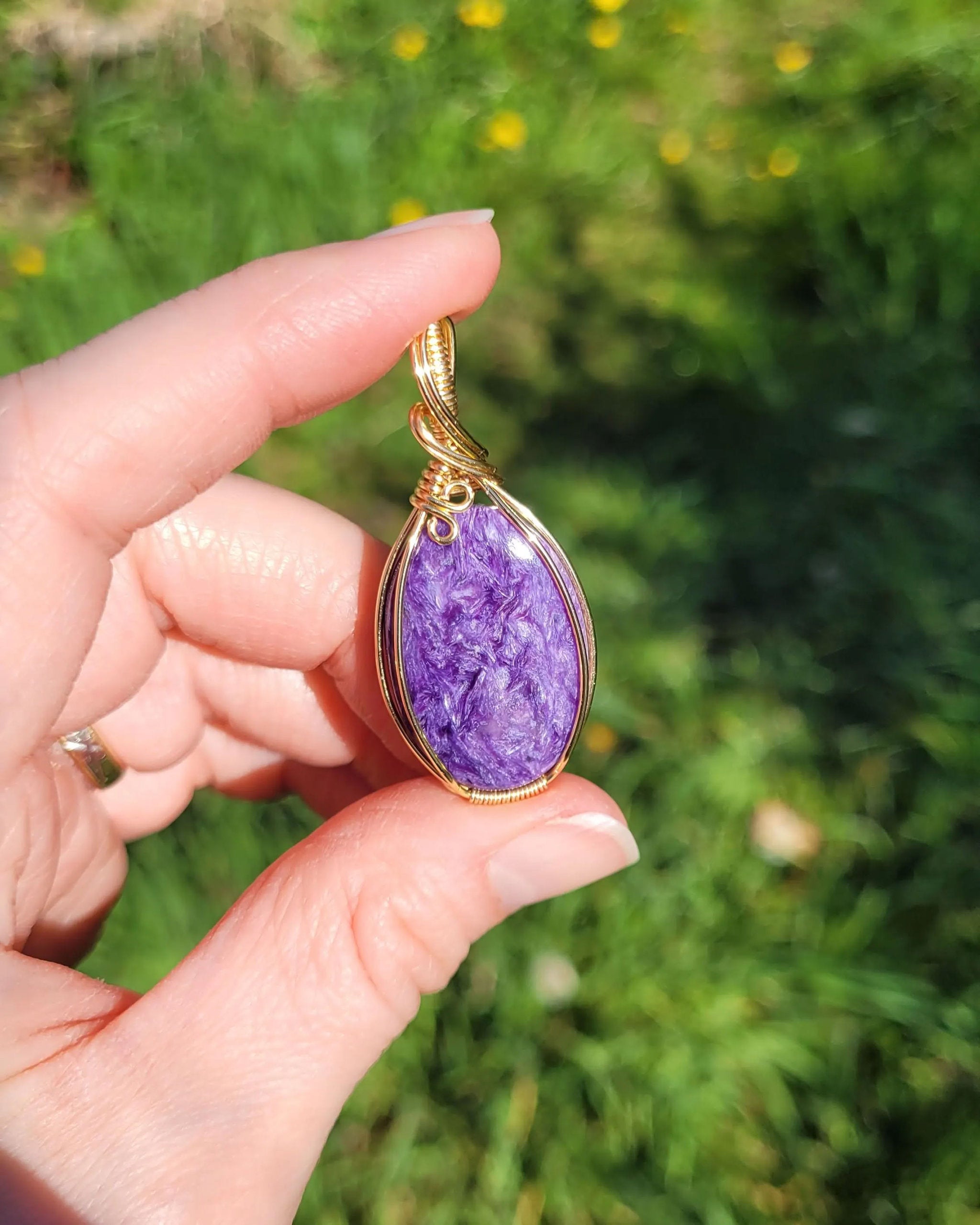 Pendentif en charoïte - wire wrapping doré 4,7 cm