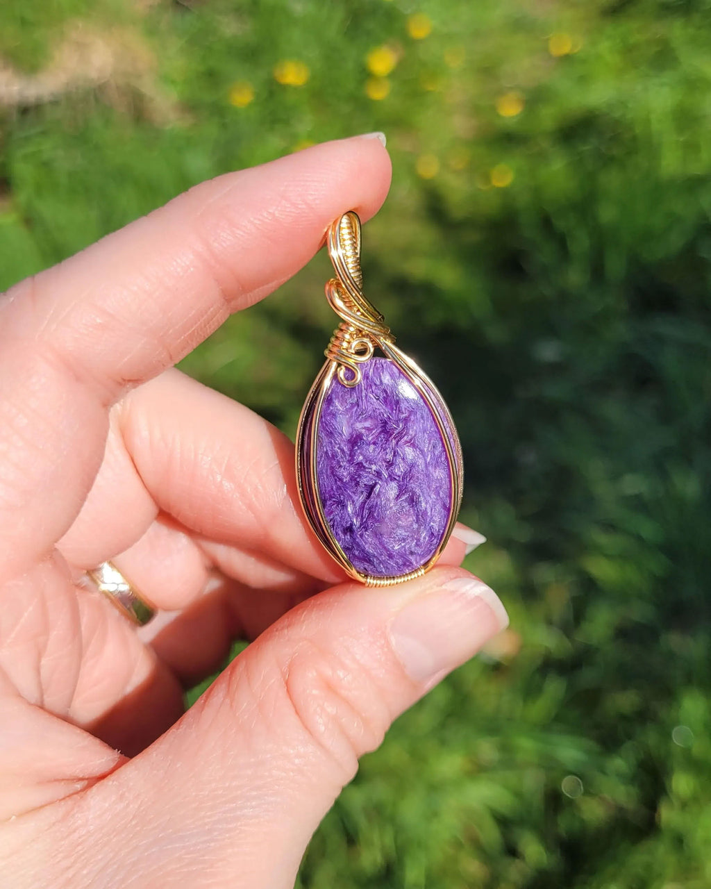 Pendentif en charoïte - wire wrapping doré 4,7 cm