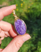 Pendentif en charoïte - wire wrapping doré 4,7 cm