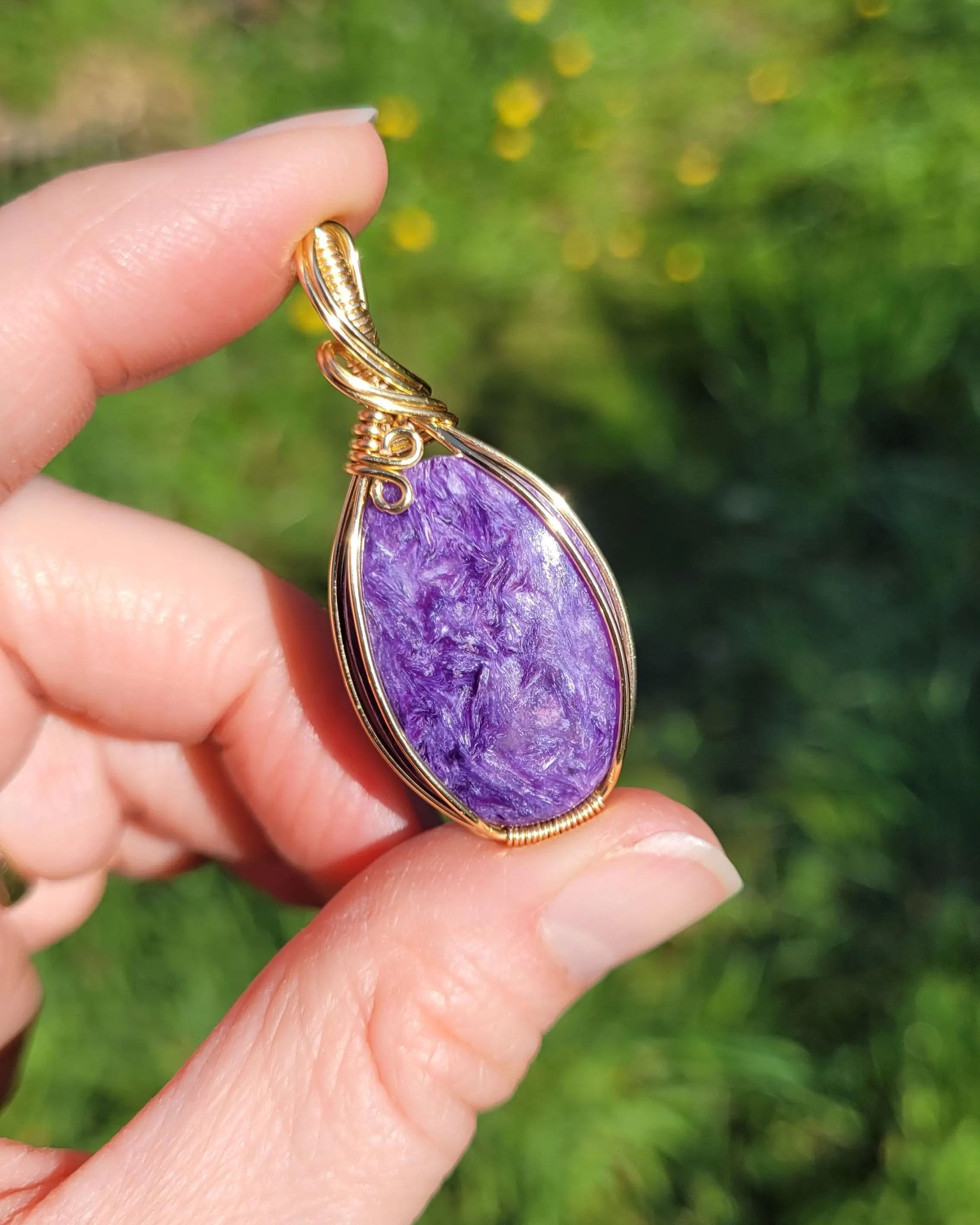 Pendentif en charoïte - wire wrapping doré 4,7 cm