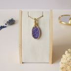 Pendentif en charoïte - wire wrapping doré 4,7 cm