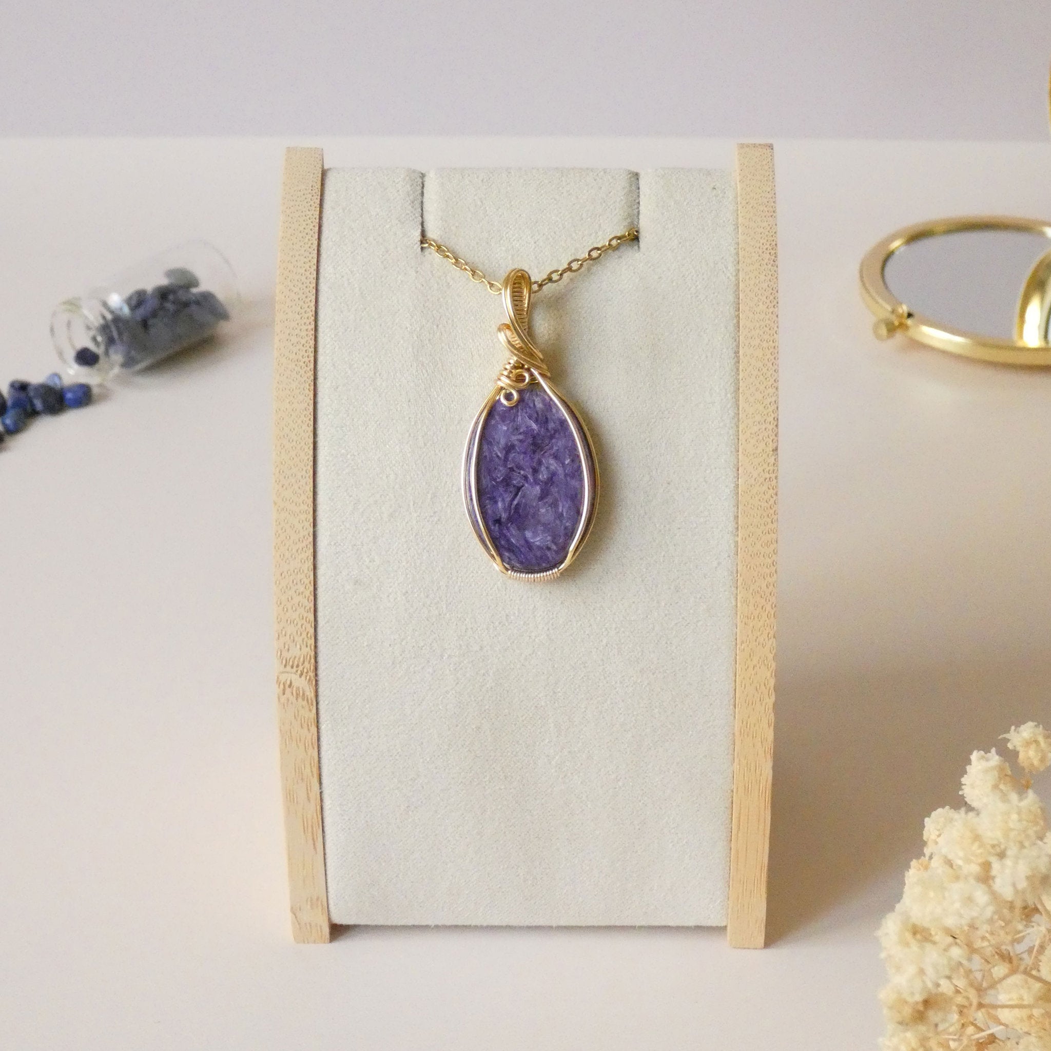 Pendentif en charoïte - wire wrapping doré 4,7 cm