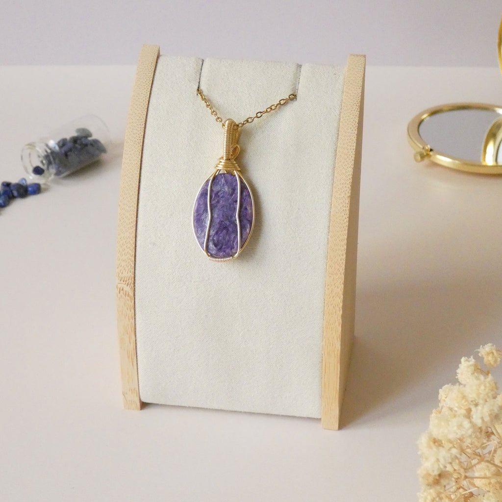 Pendentif en charoïte - wire wrapping doré 4,7 cm