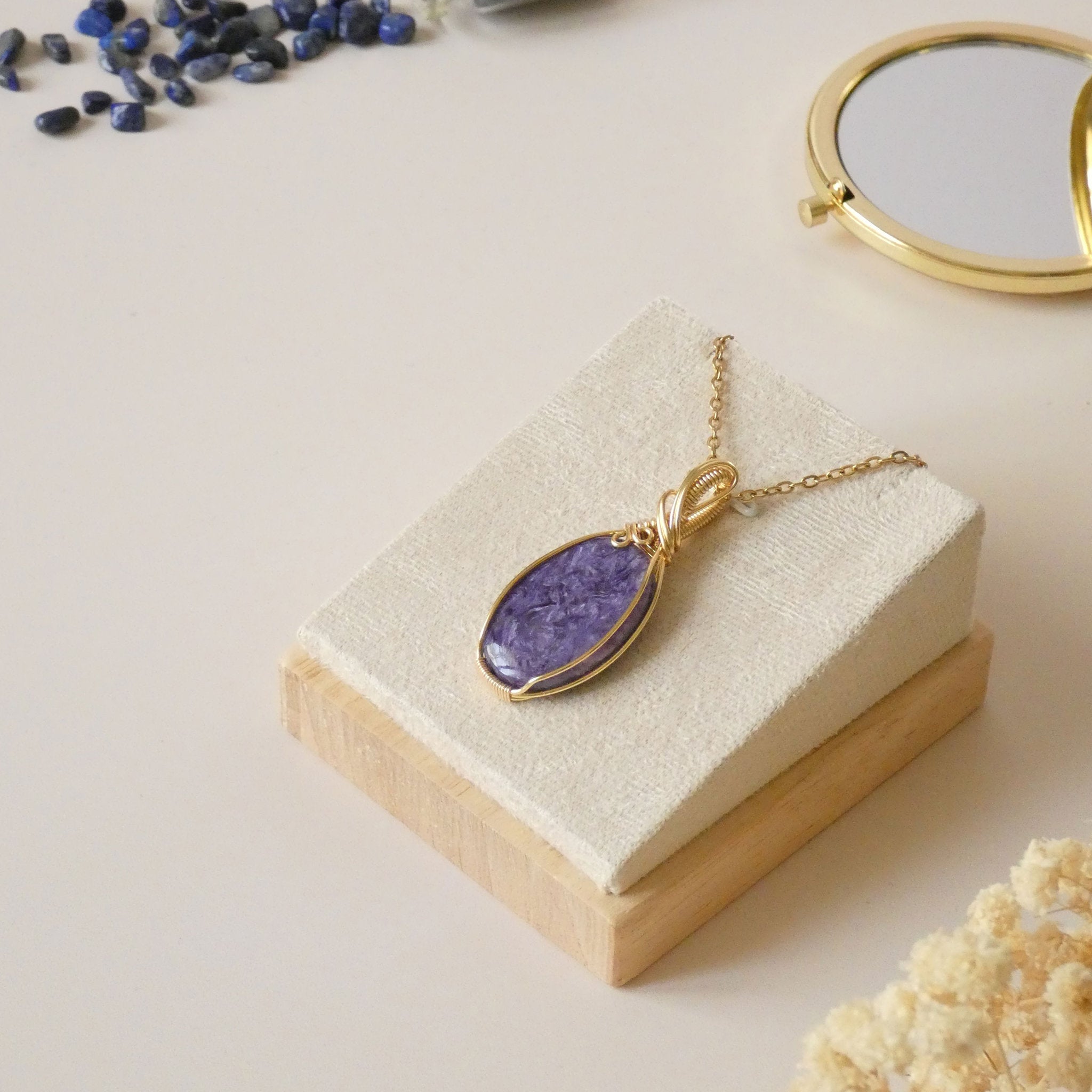 Pendentif en charoïte - wire wrapping doré 4,7 cm