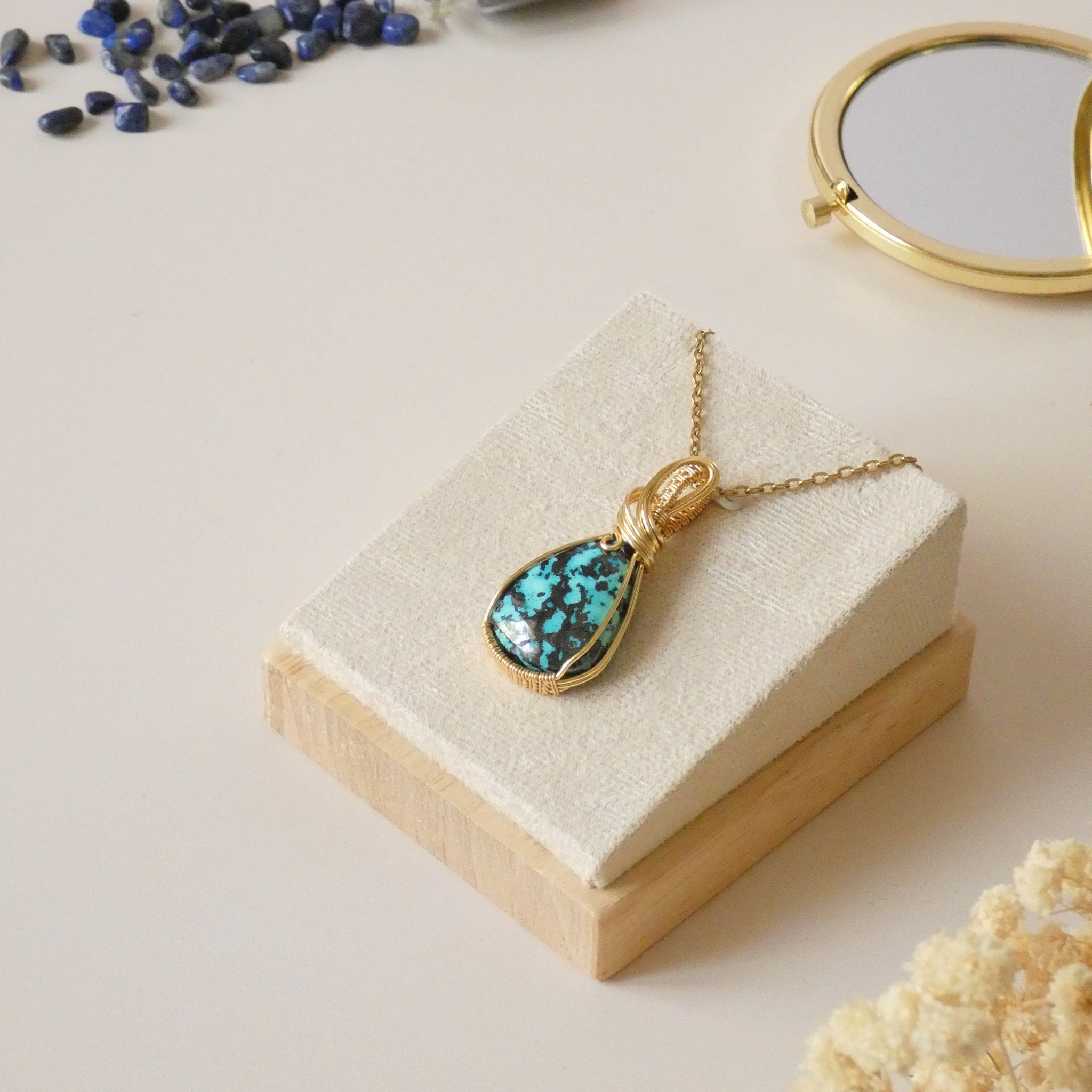 Pendentif chrysocolle 4,3 cm wire wrapping doré