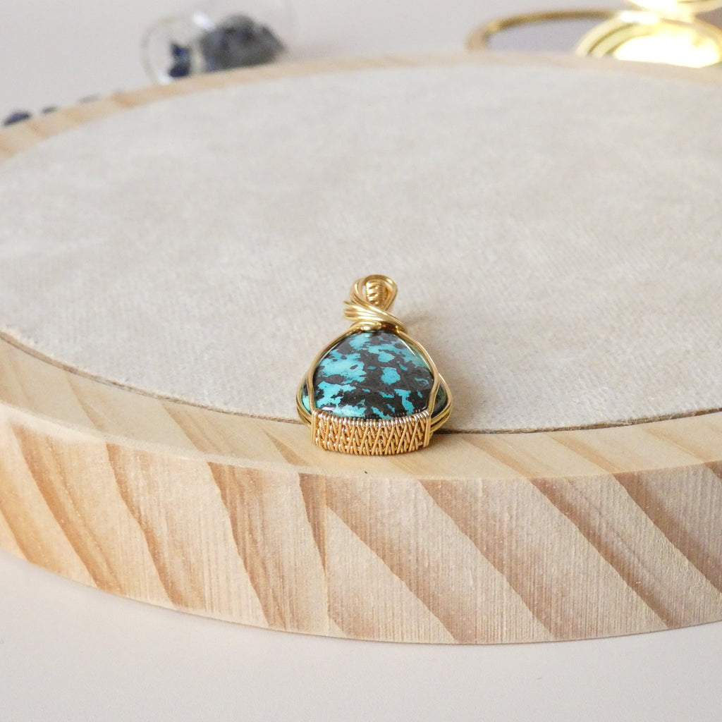 Pendentif chrysocolle 4,3 cm wire wrapping doré